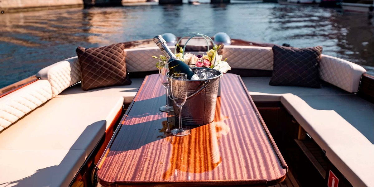 Аренда катера премиум класса Консулв Санкт-Петербурге